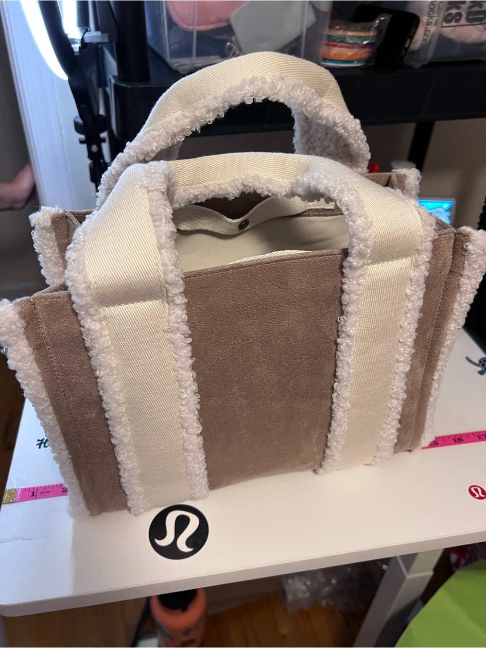 #719 NWT Lululemon Boxy Mini Tote Bag 4.5L Faux Shearling Trim Sheer Oak Light - Picture 2 of 7